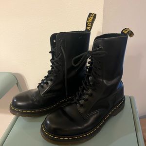 Doc Marten Men’s 7, Women’s 8.5